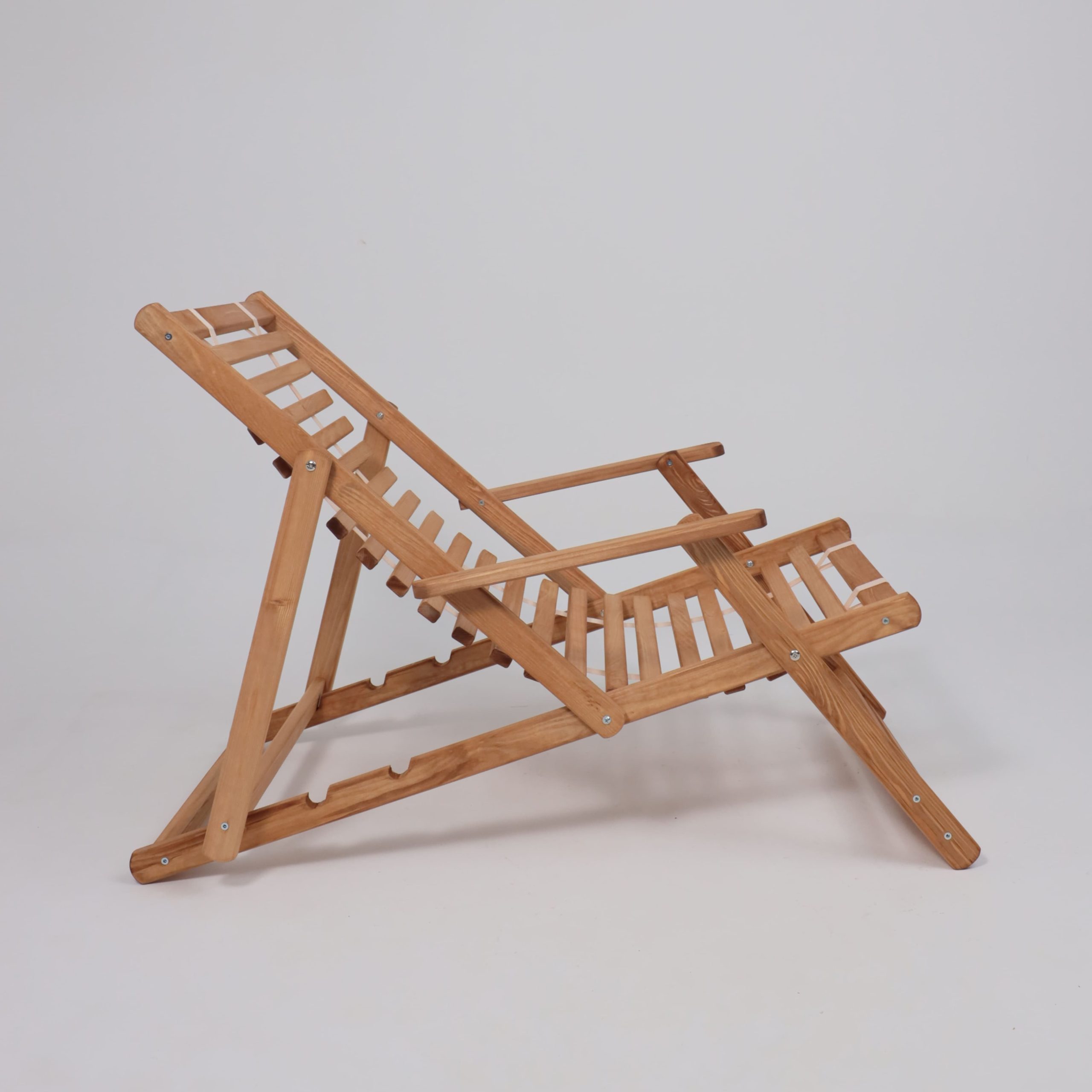 Кресло-шезлонг с подлокотниками DYATEL сиденье из дерева сосна (цвет дуб)