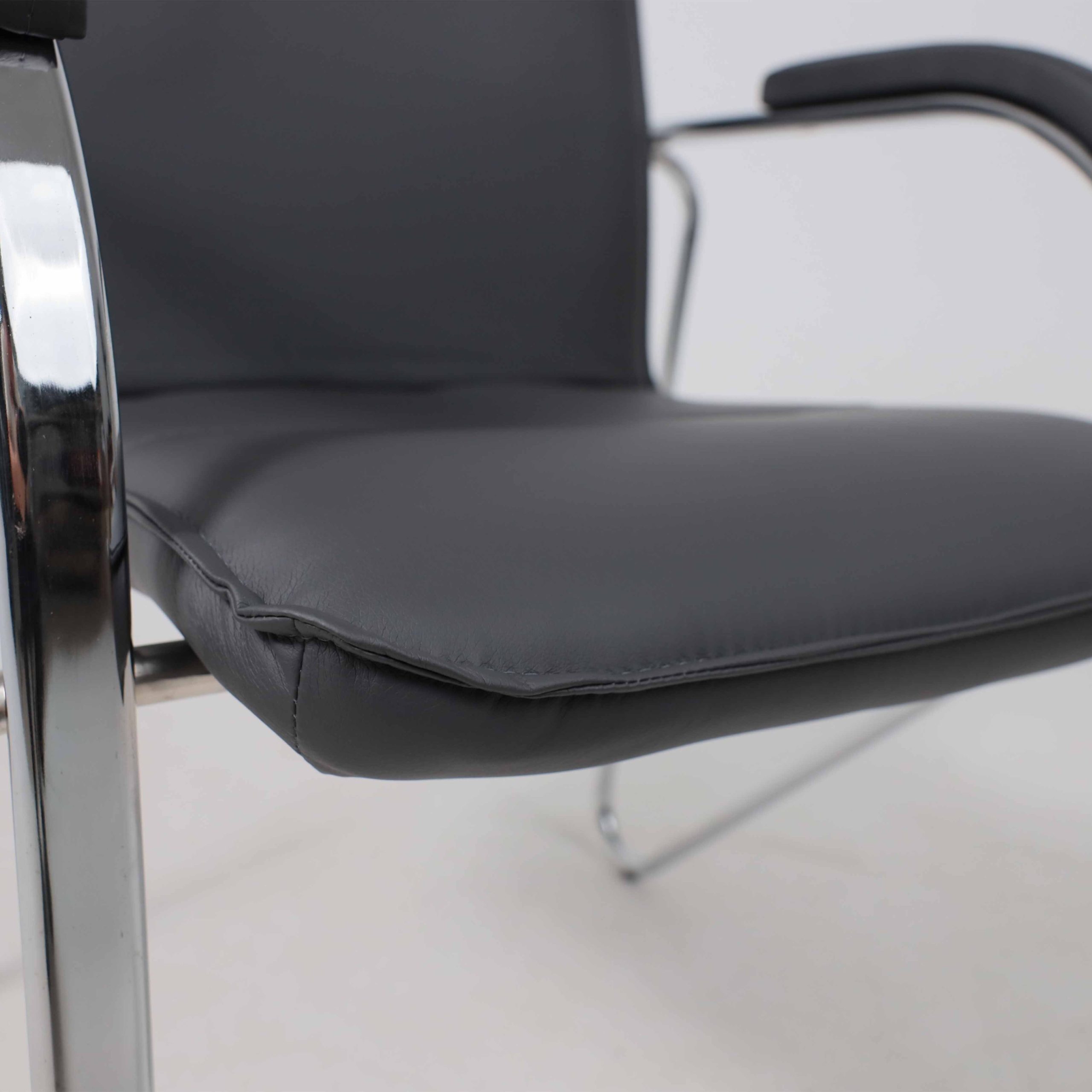 Кресло SAMBA AKS-1 Pegasso темно-серый, мягкие подлокотники