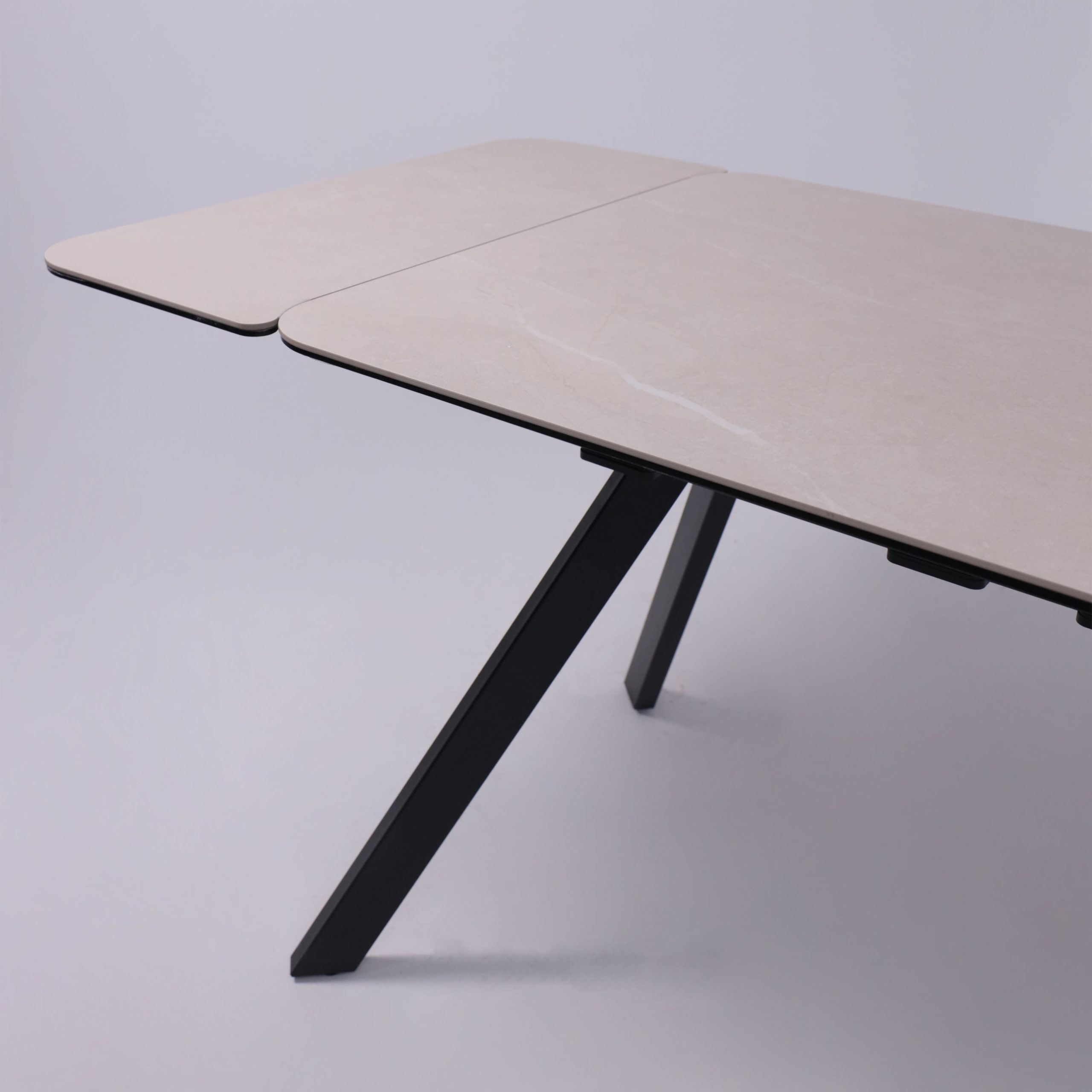 Стол ЛЕОН NEW , керамика 1 кат. 1200(1840)*800, Камень слоновая кость Bayona Ivory/Черный матовый