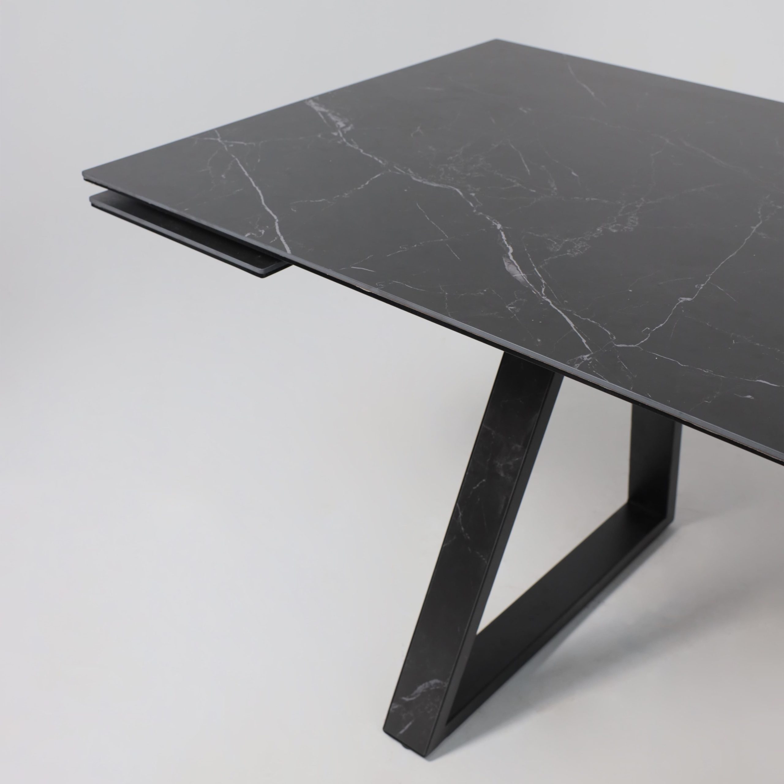 Стол МОНАКО NEW,керамика 0 кат. 1600(2240)*900, Камень черный Greys Black/Черный матовый, квадро