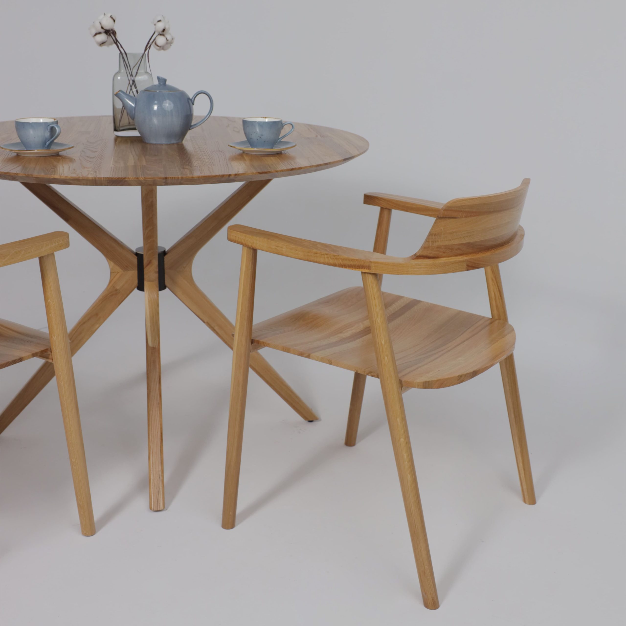 Стол ВЕГАС, нераздвижной, D1100, Дуб светлый тон 100