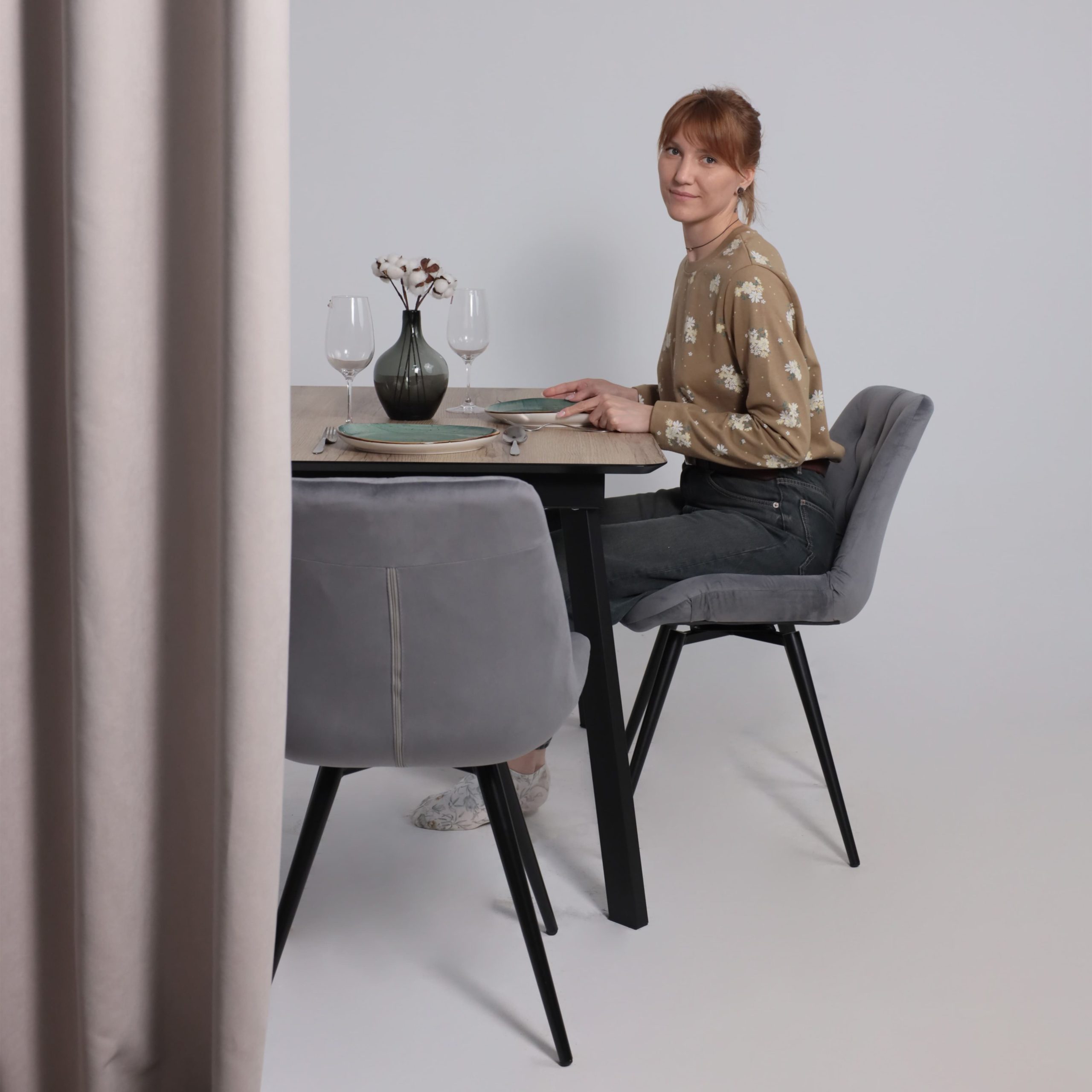 Стул AV 405, поворотный, темно-серый бархат H-15/черный