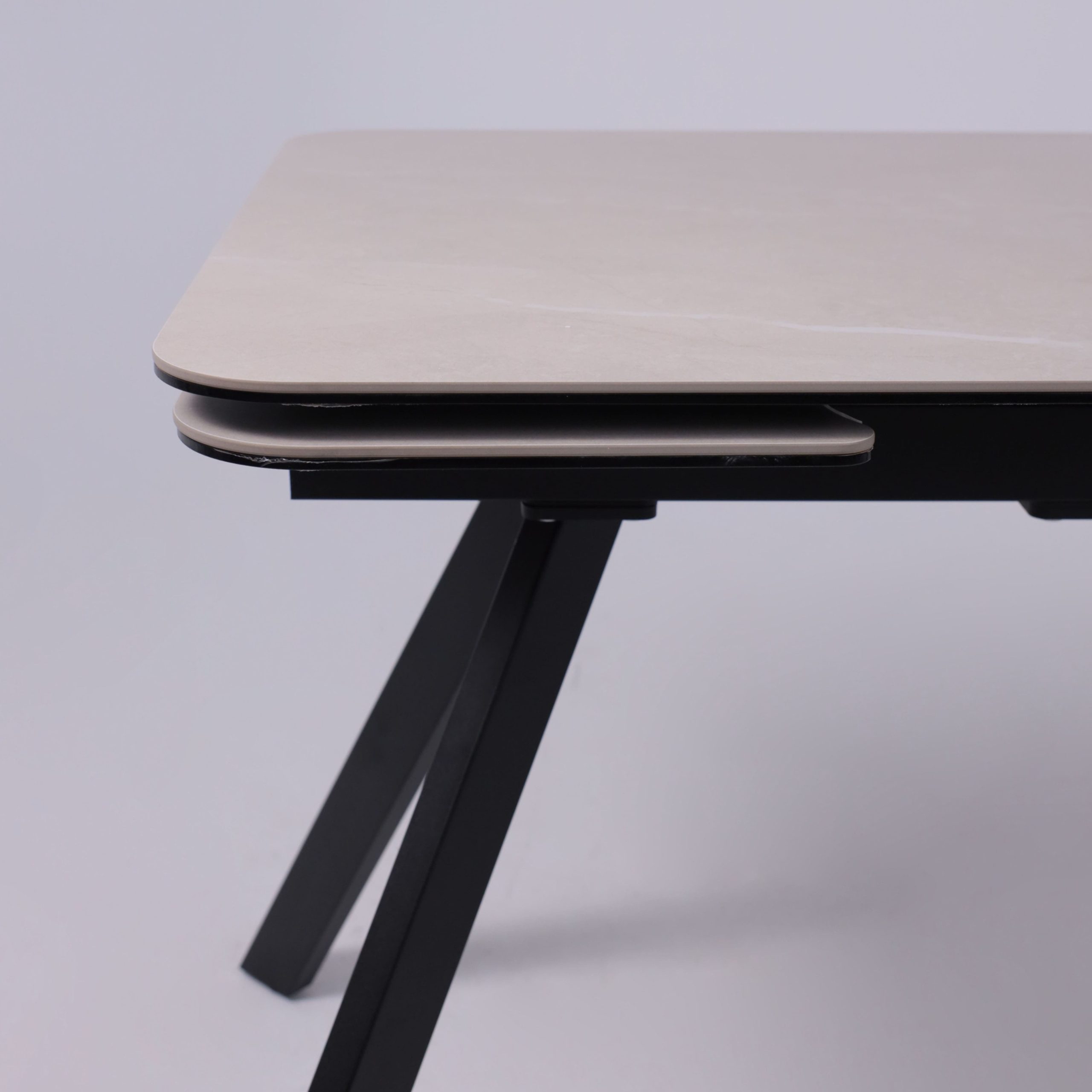 Стол ЛЕОН NEW , керамика 1 кат. 1200(1840)*800, Камень слоновая кость Bayona Ivory/Черный матовый