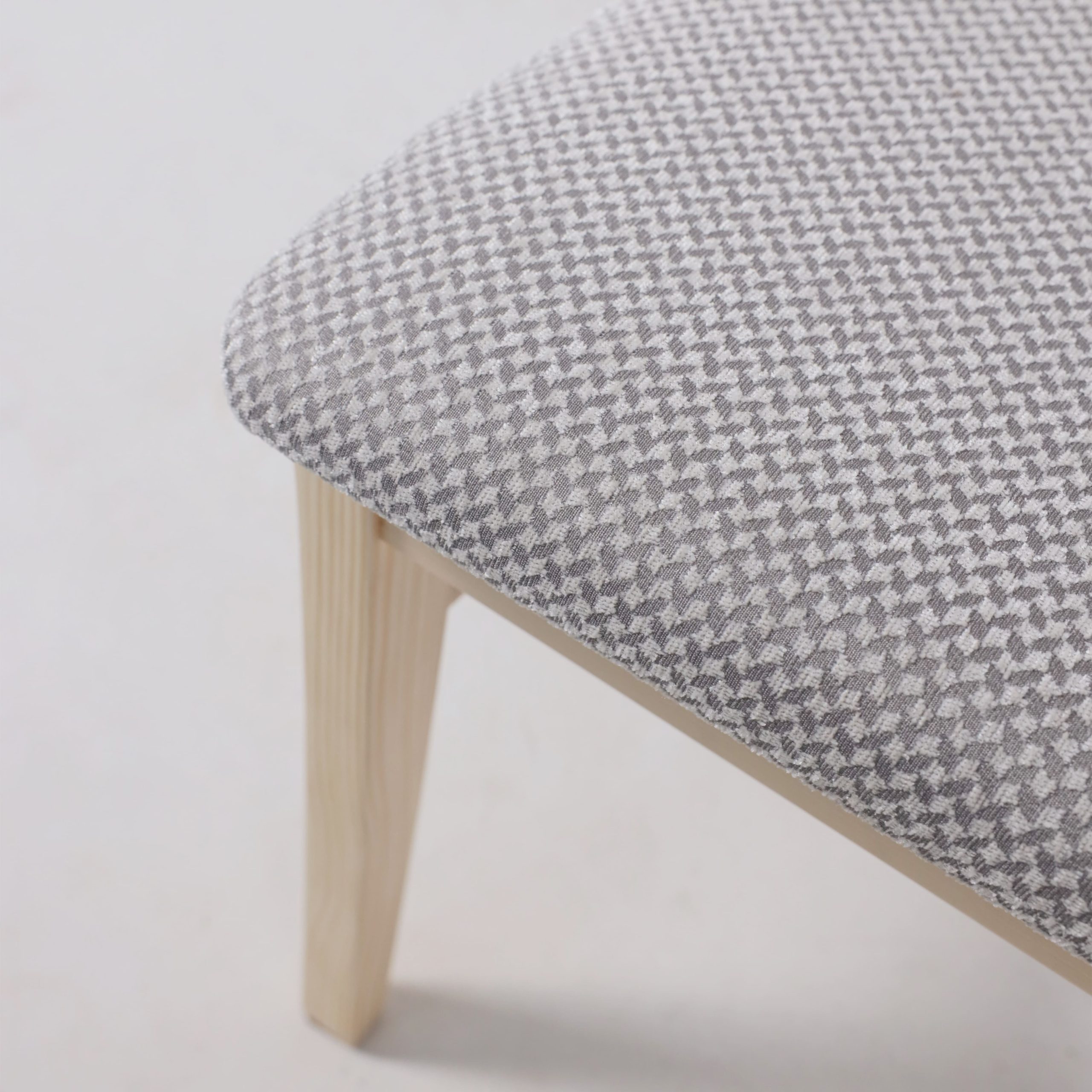 Стул Ингольф, тон 15, прозрачный лак/серая ткань Аризона дождь 149/2