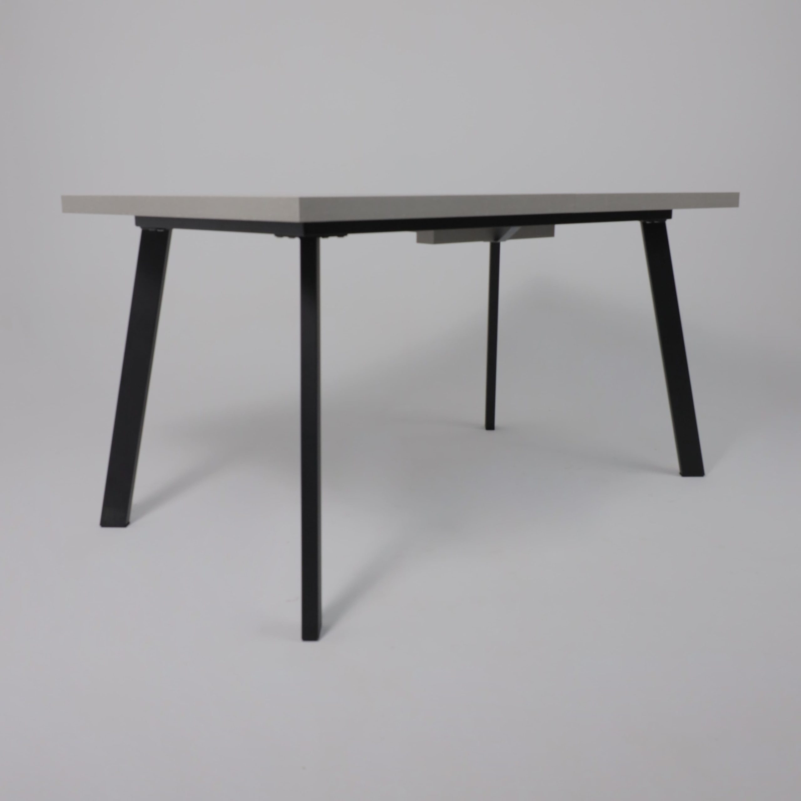 Стол Hagen 140 раздвижной, 140(180)*85, Цемент/Черный