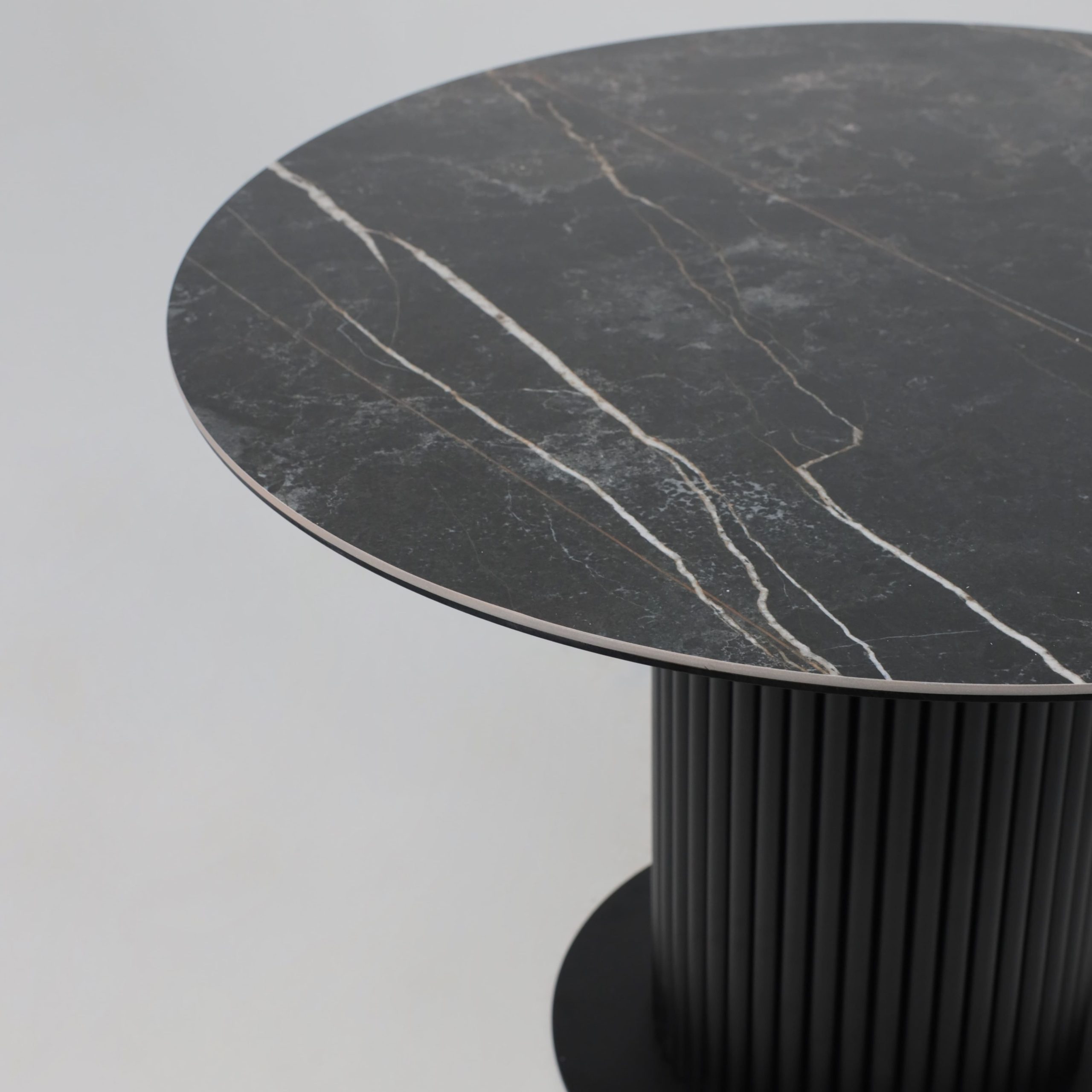 Стол РАУНД,керамика 2 кат. Д 1100, Камень черный Wacom pulido/ Черный матовый