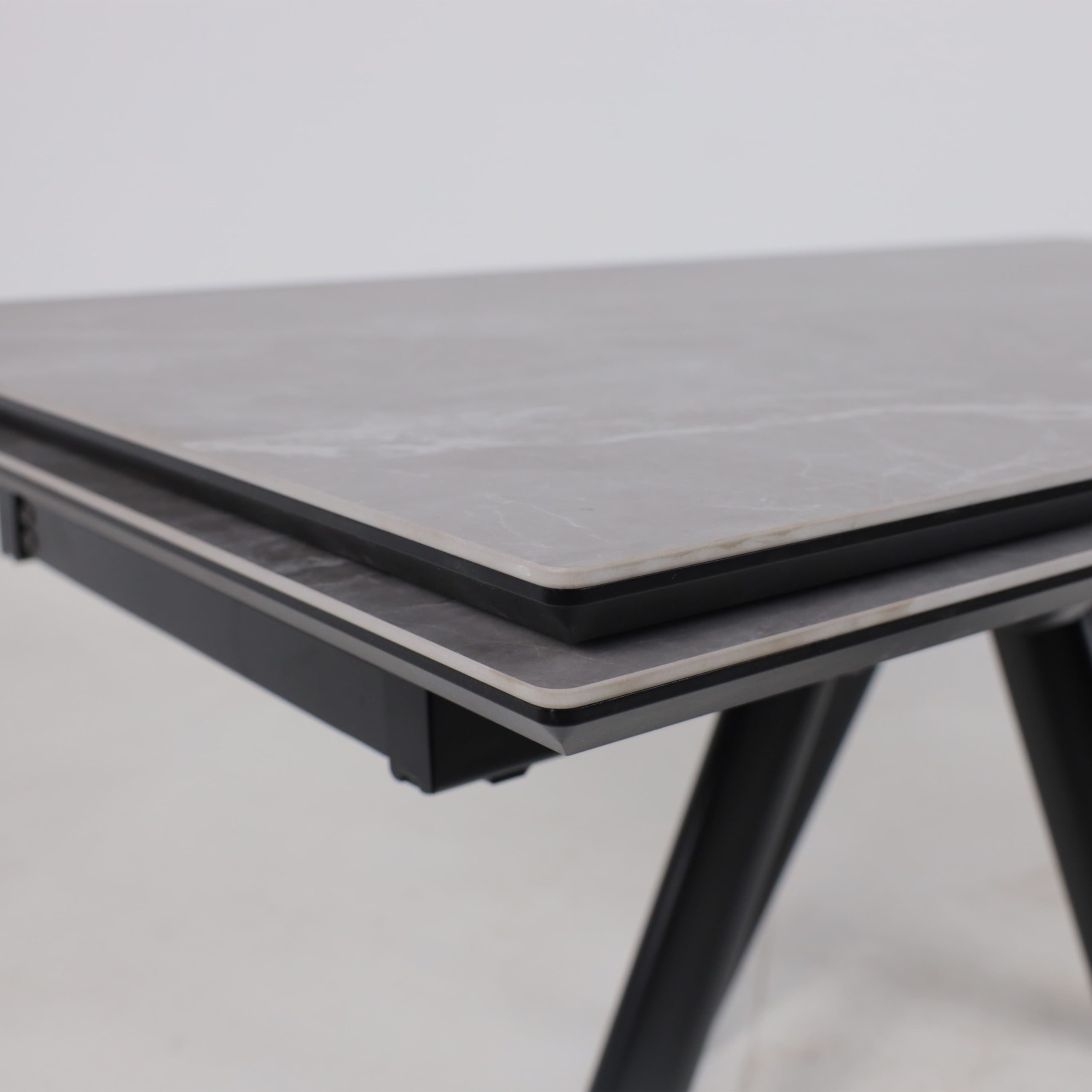 Стол JACK-140, раздвижной 140(30+30)х85, STONE GREY ST CER/Черный