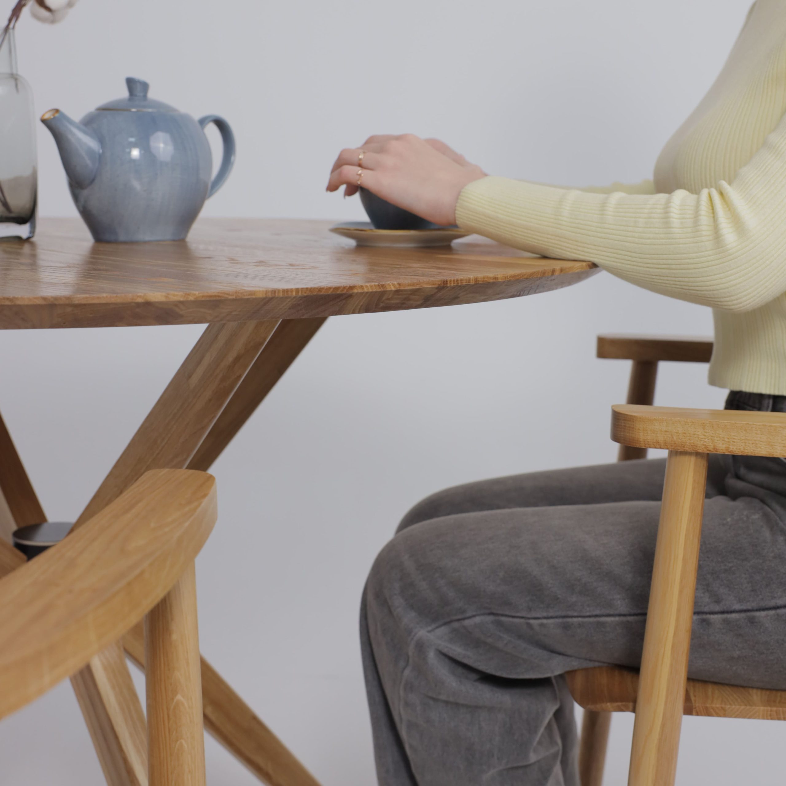 Стол ВЕГАС, нераздвижной, D1100, Дуб светлый тон 100