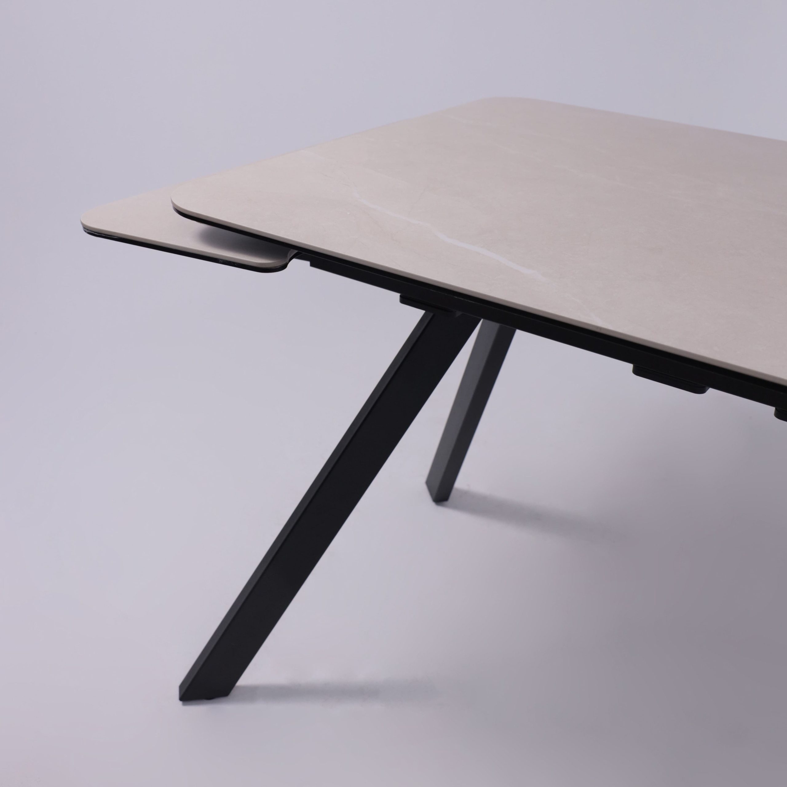 Стол ЛЕОН NEW , керамика 1 кат. 1200(1840)*800, Камень слоновая кость Bayona Ivory/Черный матовый