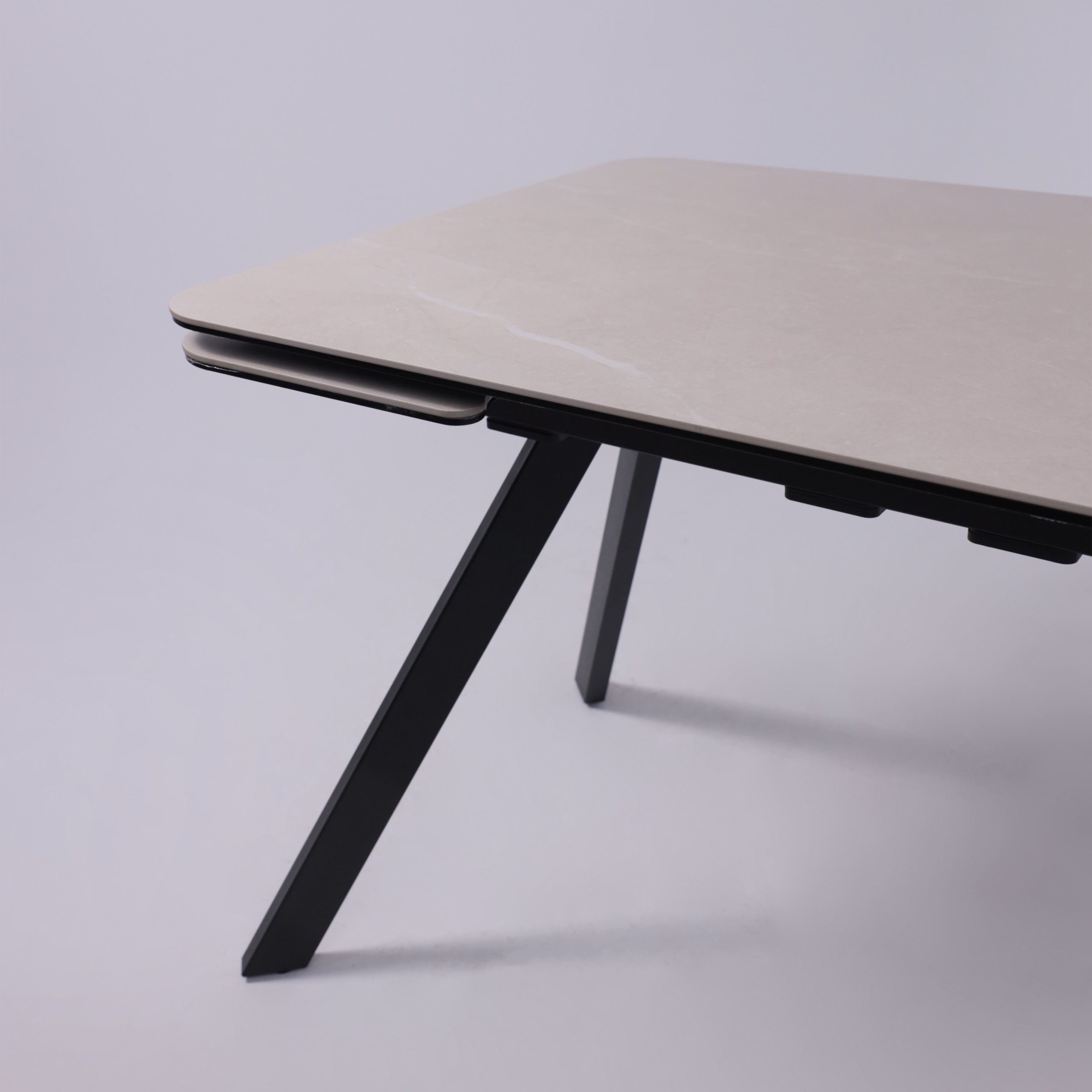 Стол ЛЕОН NEW , керамика 1 кат. 1200(1840)*800, Камень слоновая кость Bayona Ivory/Черный матовый