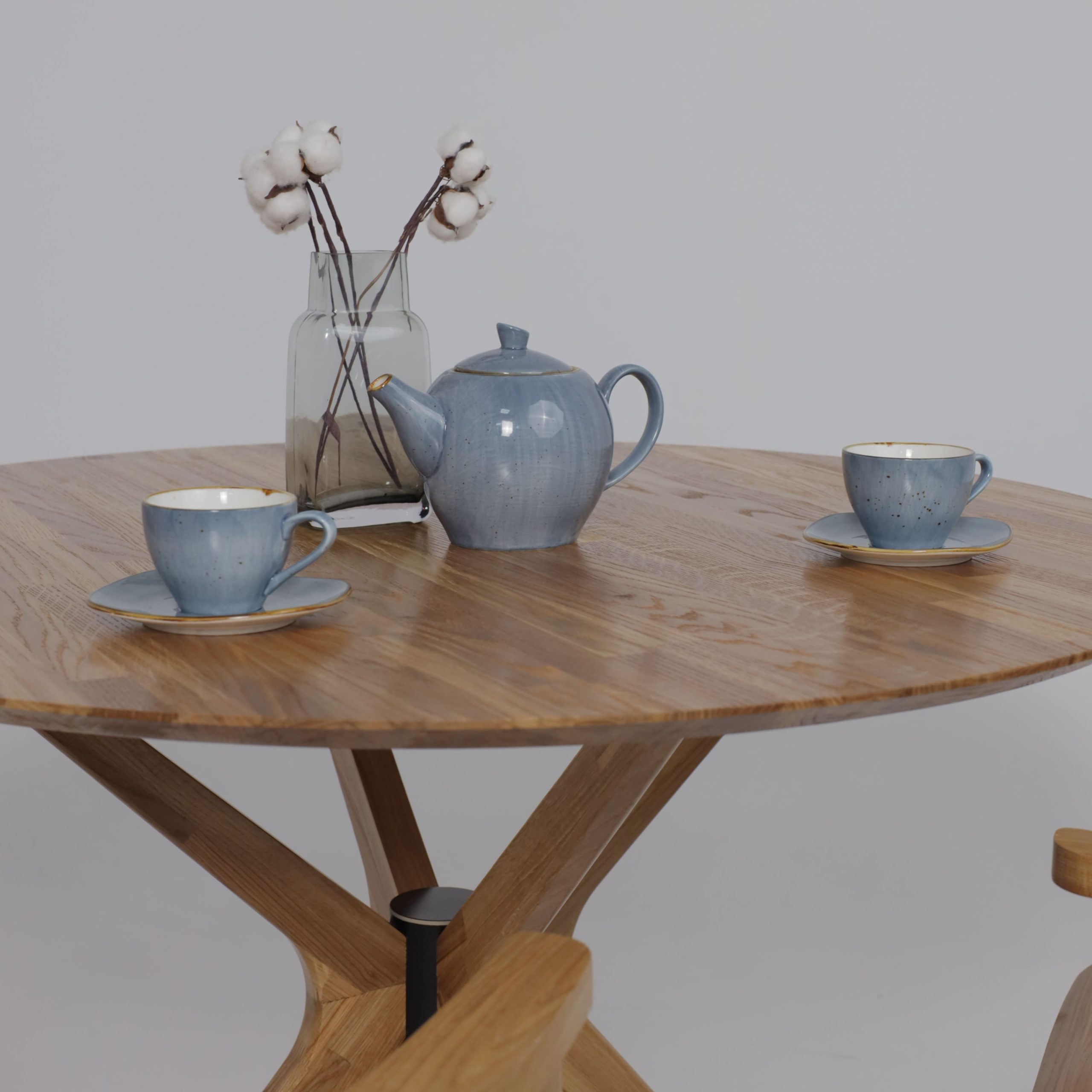 Стол ВЕГАС, нераздвижной, D1100, Дуб светлый тон 100