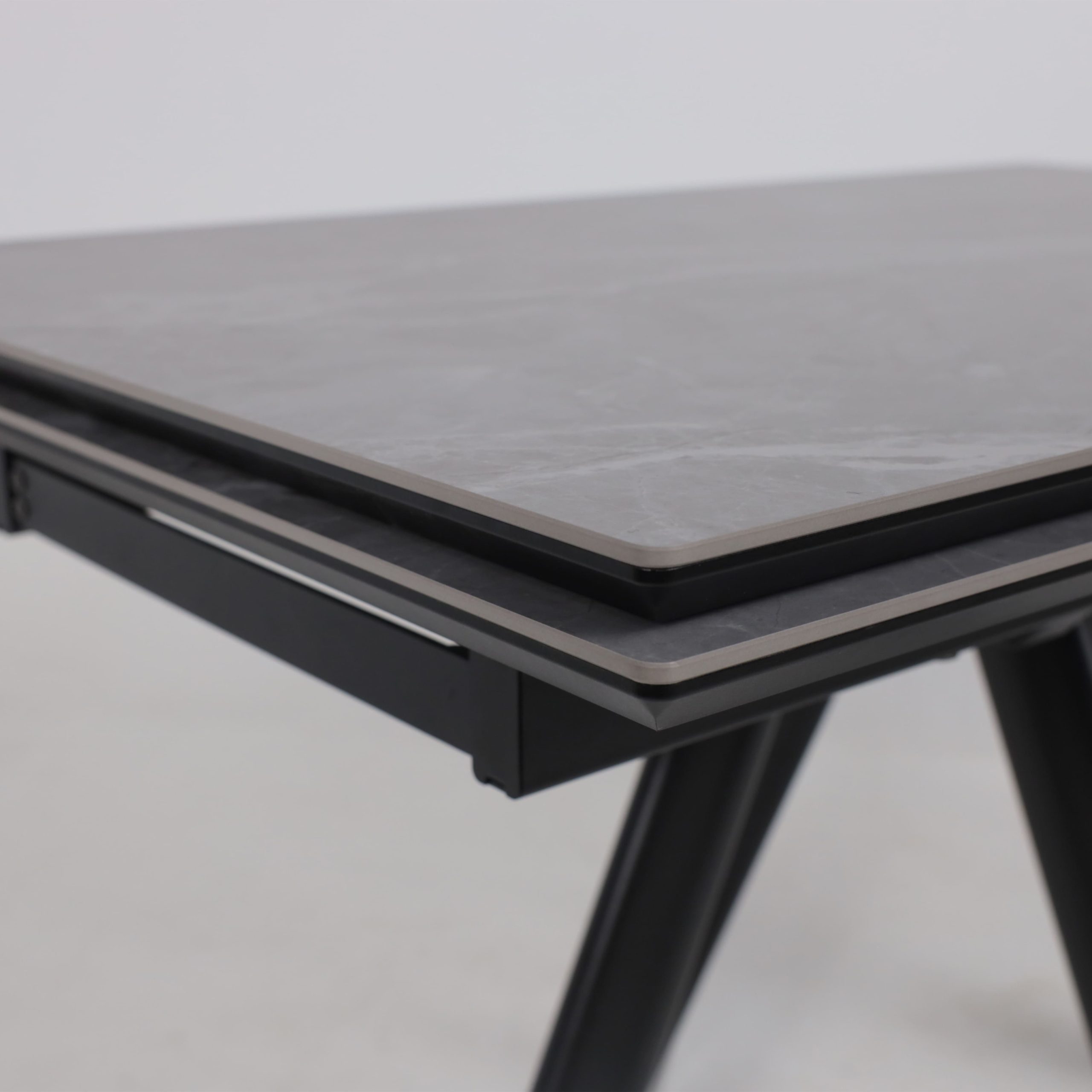 Стол JACK-120, раздвижной 120(30+30)х80, STONE GREY ST CER/Черный