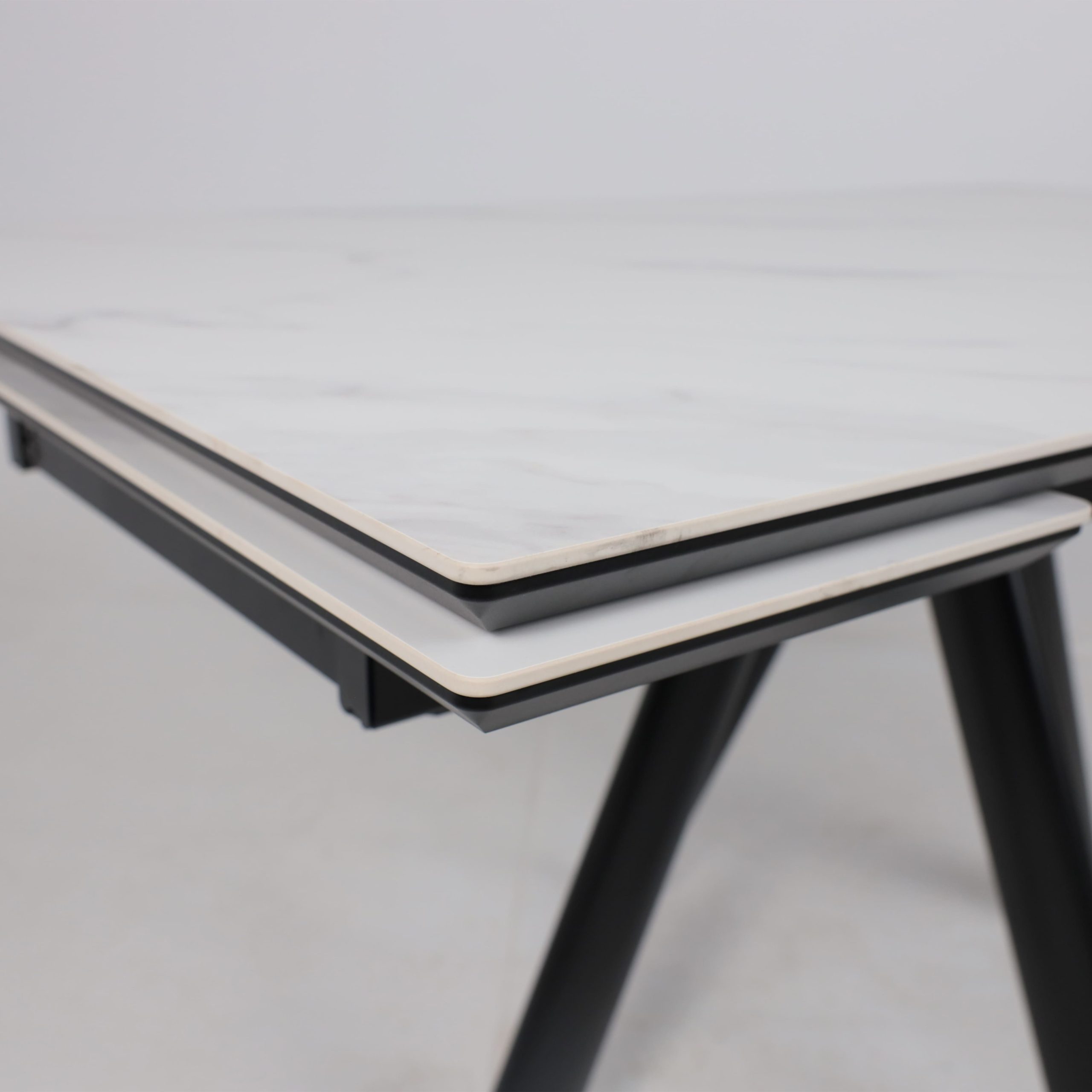 Стол JACK-140, раздвижной 140(30+30)х85, CALAKATTA ST CER/Черный