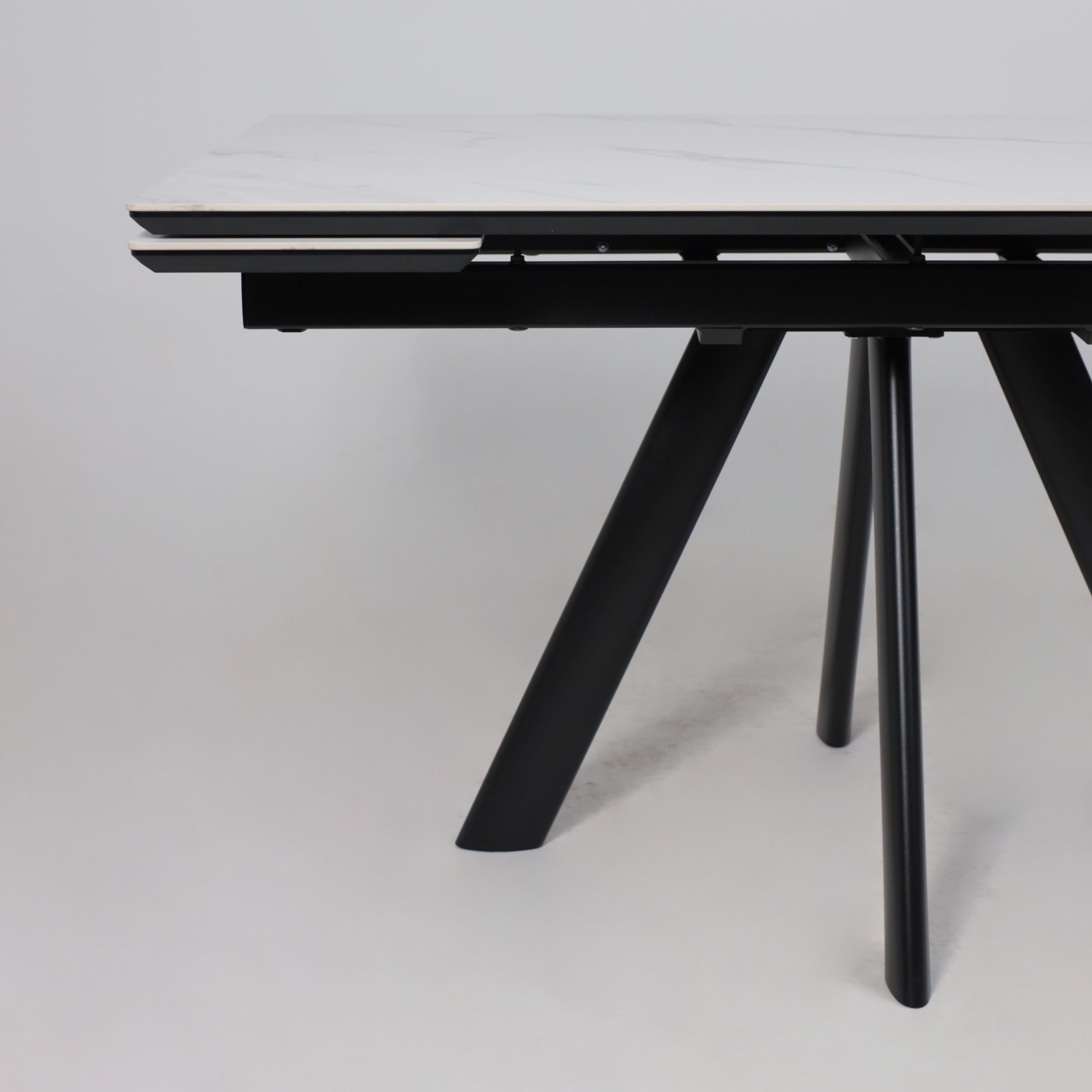 Стол JACK-140, раздвижной 140(30+30)х85, CALAKATTA ST CER/Черный