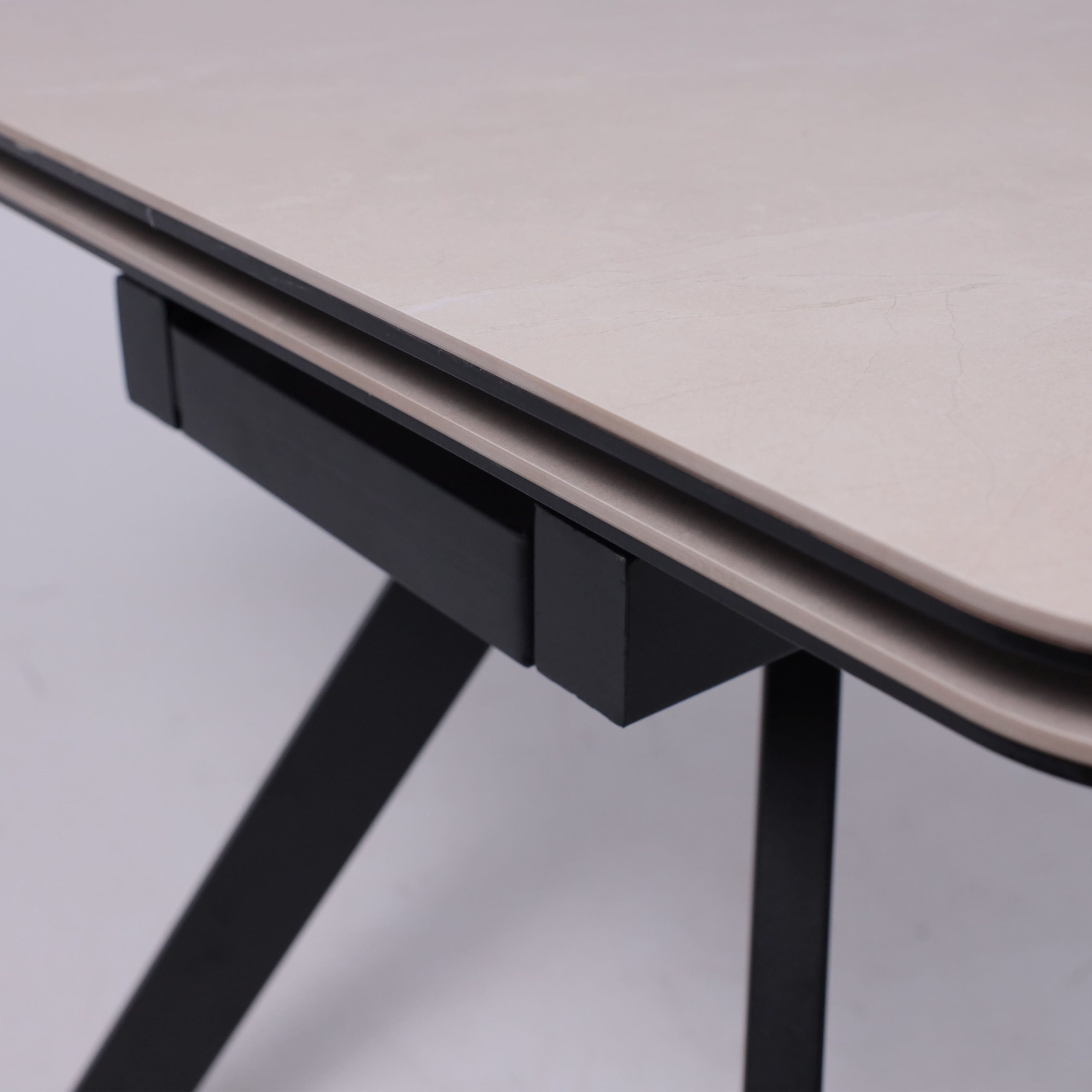 Стол ЛЕОН NEW , керамика 1 кат. 1200(1840)*800, Камень слоновая кость Bayona Ivory/Черный матовый