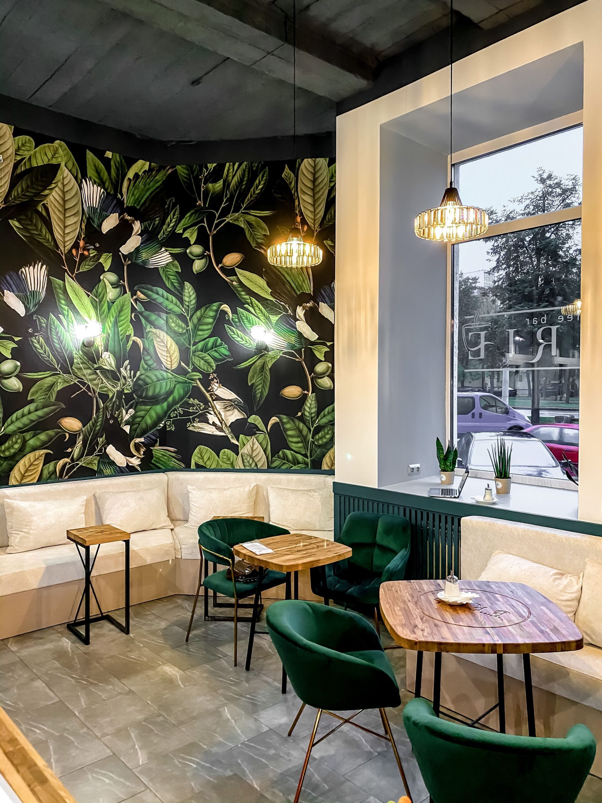 Кресло AMUR, (зеленый велюр/золото)