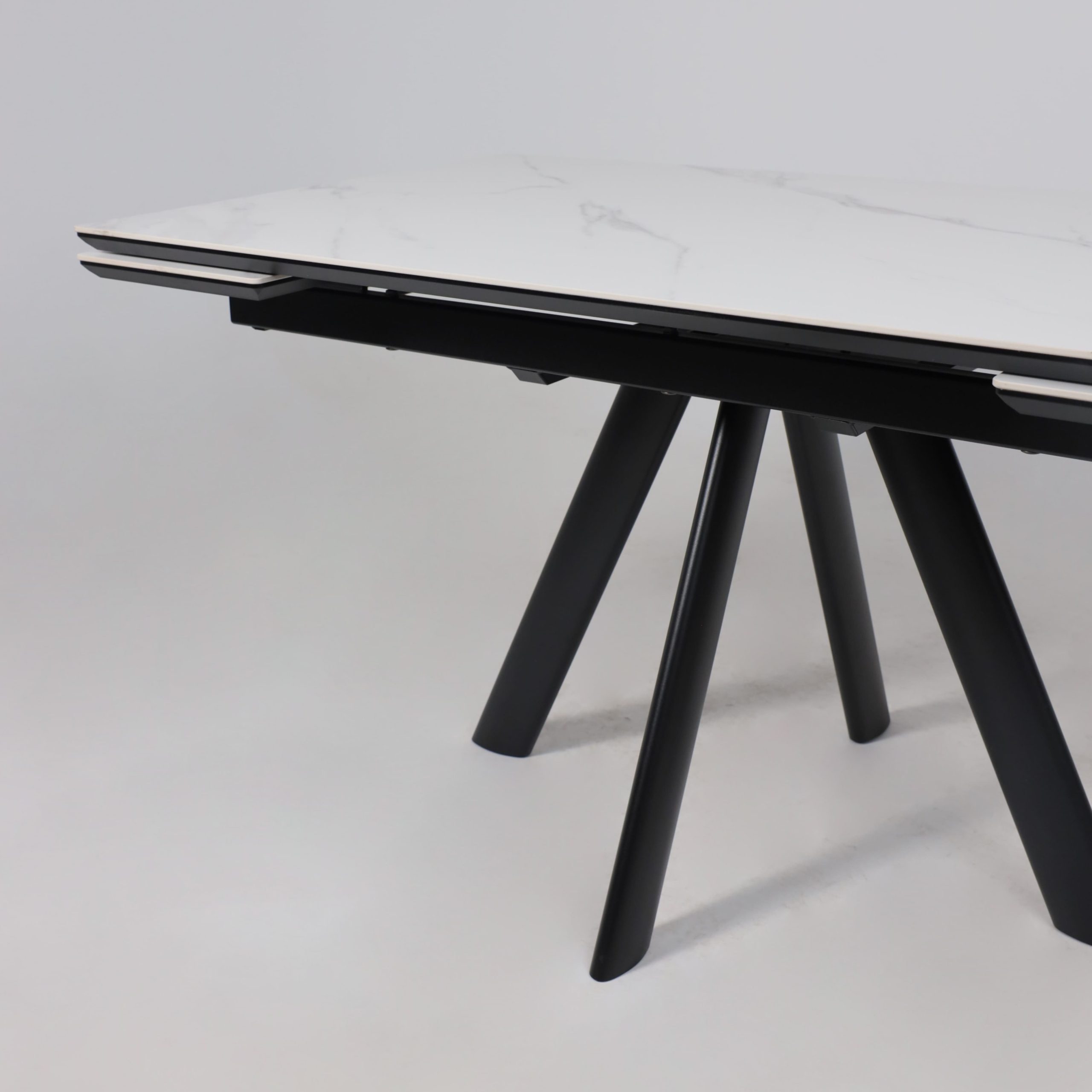 Стол JACK-140, раздвижной 140(30+30)х85, CALAKATTA ST CER/Черный