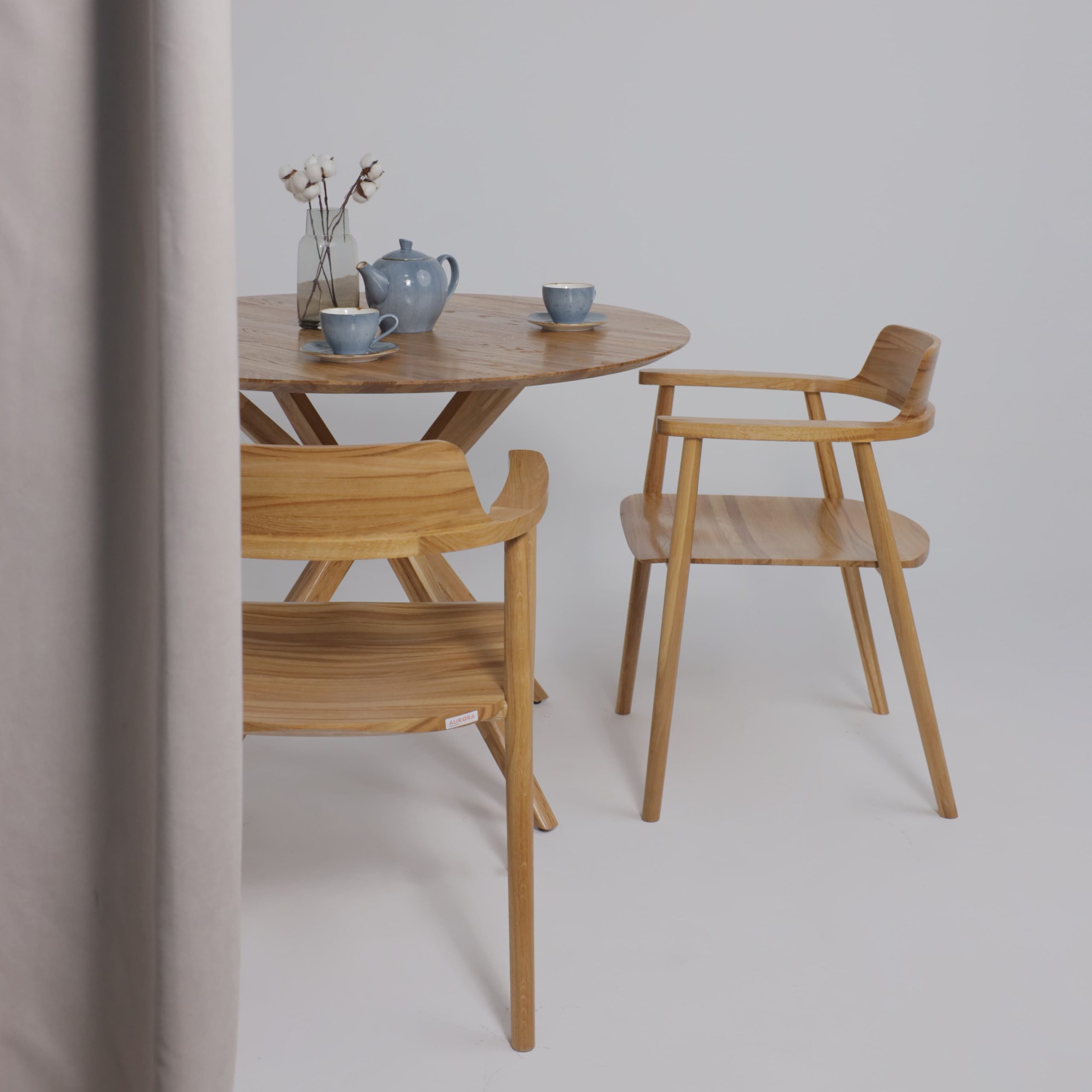 Стол ВЕГАС, нераздвижной, D1100, Дуб светлый тон 100