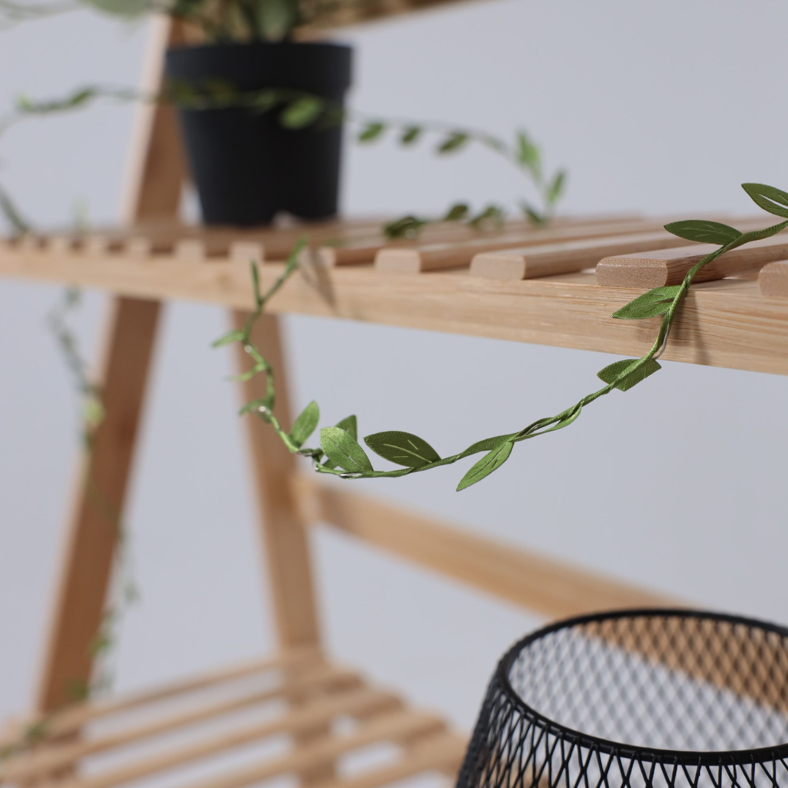 Светодиодная гирлянда AKS тип 5 ( Листочки 40LED, 4м, 3АА )