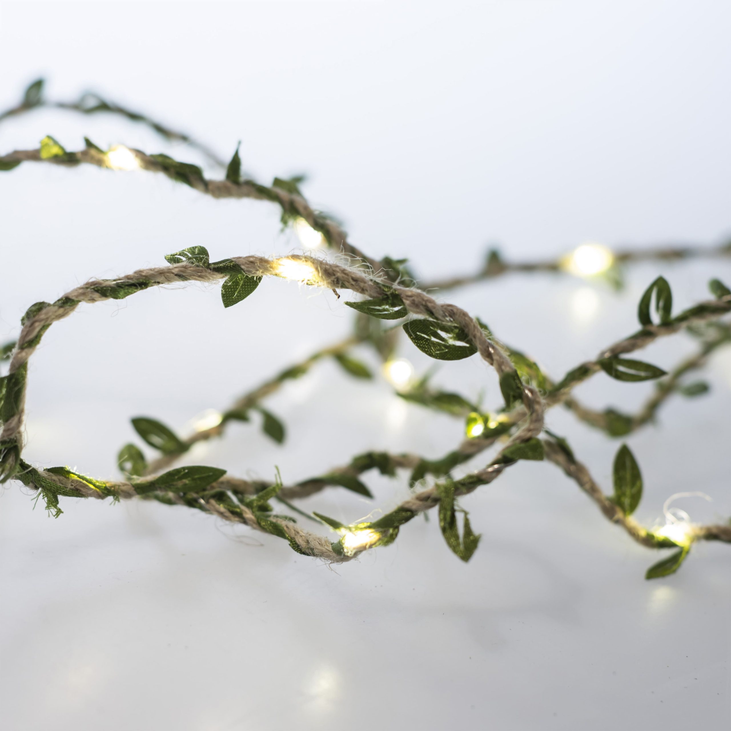 Светодиодная гирлянда AKS тип 5 ( Листочки 40LED, 4м, 3АА )