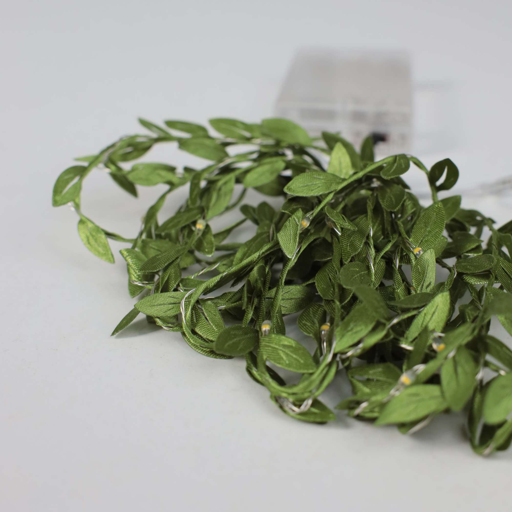 Светодиодная гирлянда AKS тип 5 ( Листочки 40LED, 4м, 3АА )