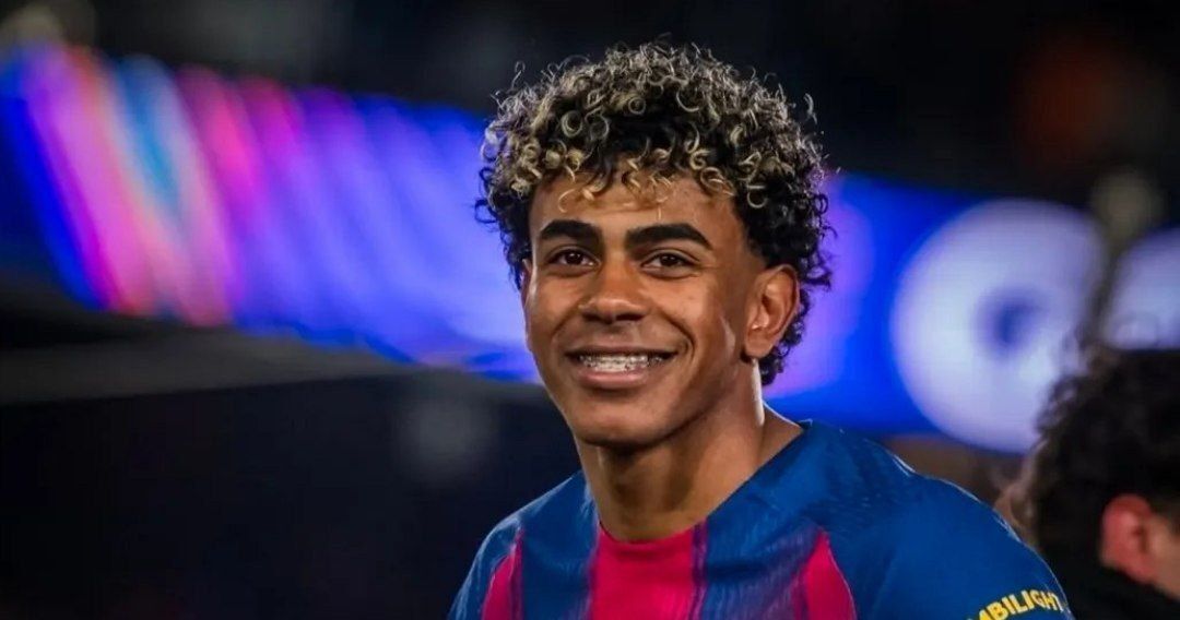 молодой футболист радуется забитому голу